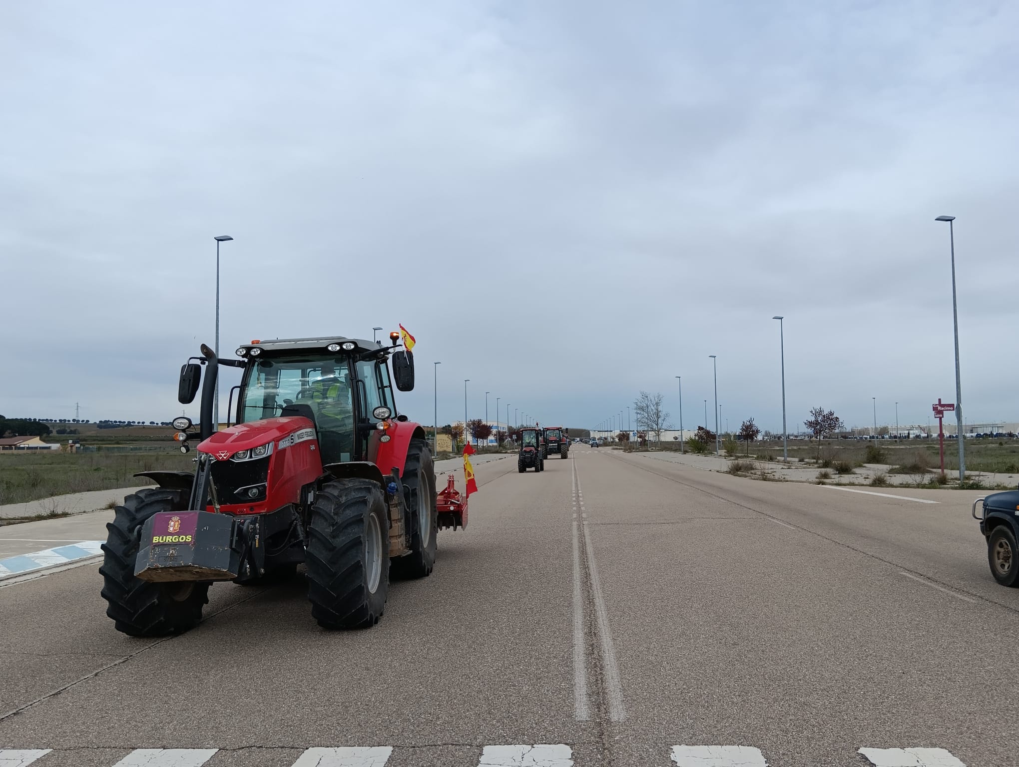 Tractores por la calle Vendimia, del polígono Prado Marina