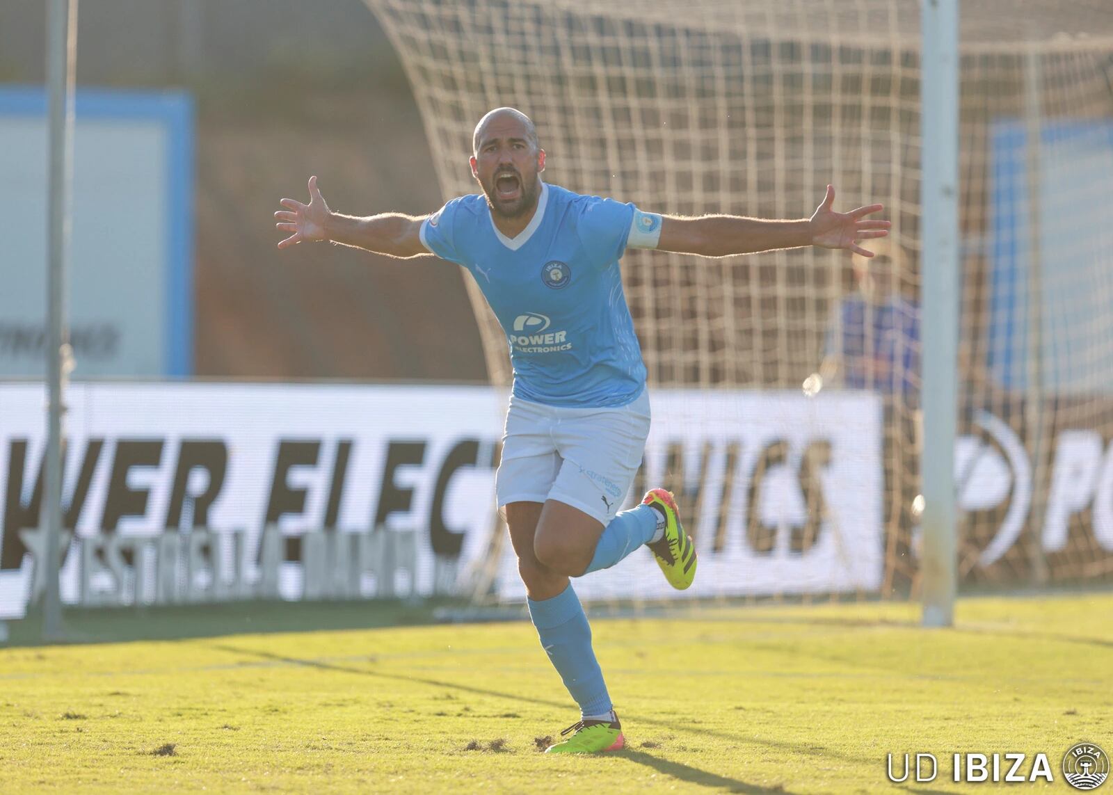 Unai Medina celebrando un gol la pasada temporada