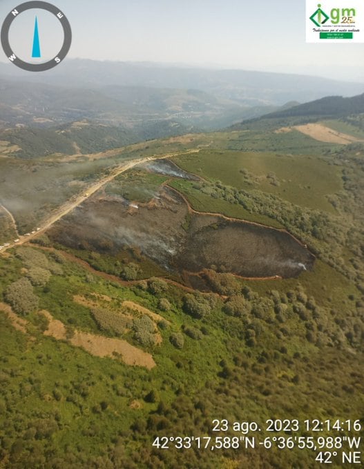 Dos bulldozer cierran un flanco