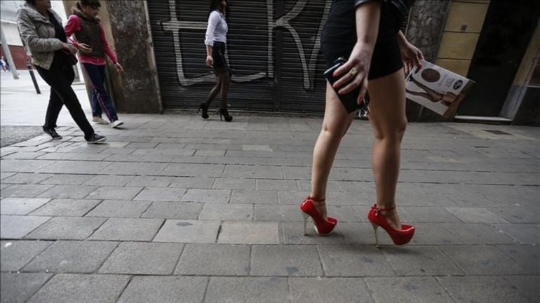 Dos mujeres ejercen la prostitución en la vía pública