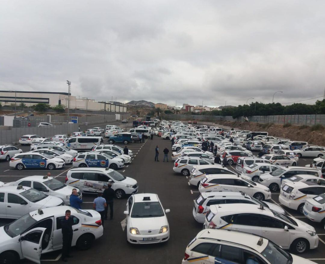 Algunos de los taxis que participan en la protesta antes de iniciar la caravana. 