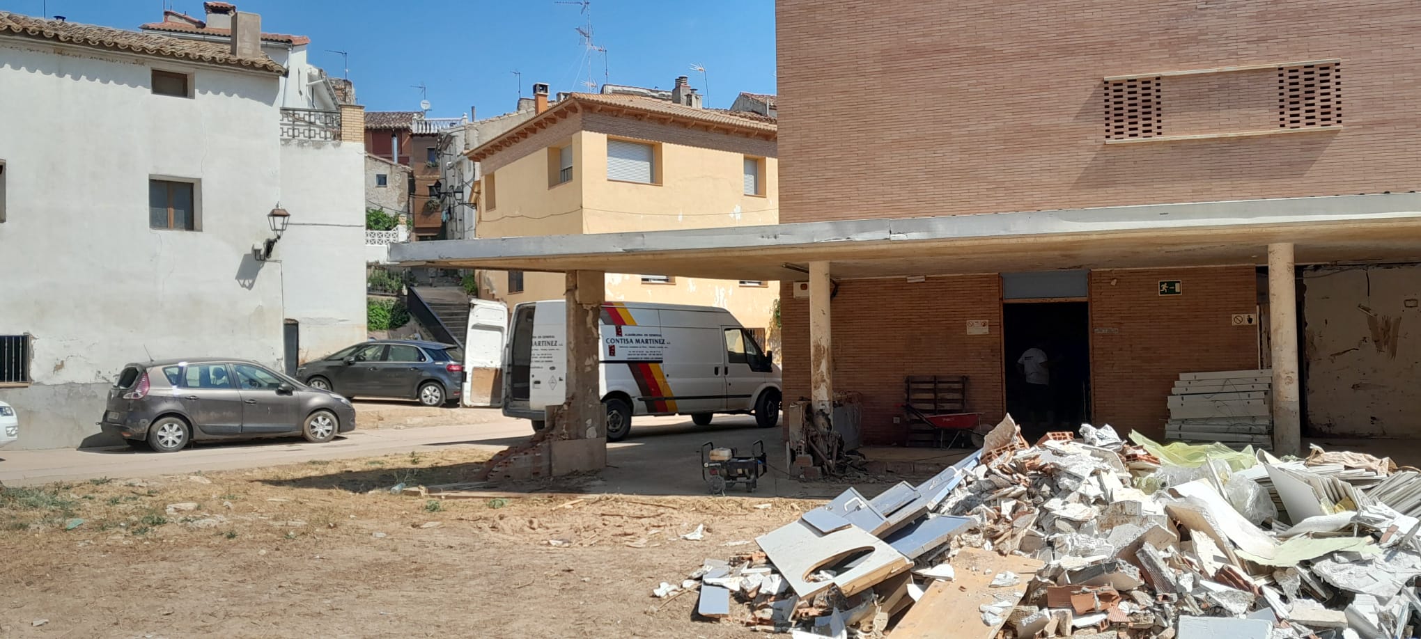 Escombros en Azuara después de un mes de las riadas.