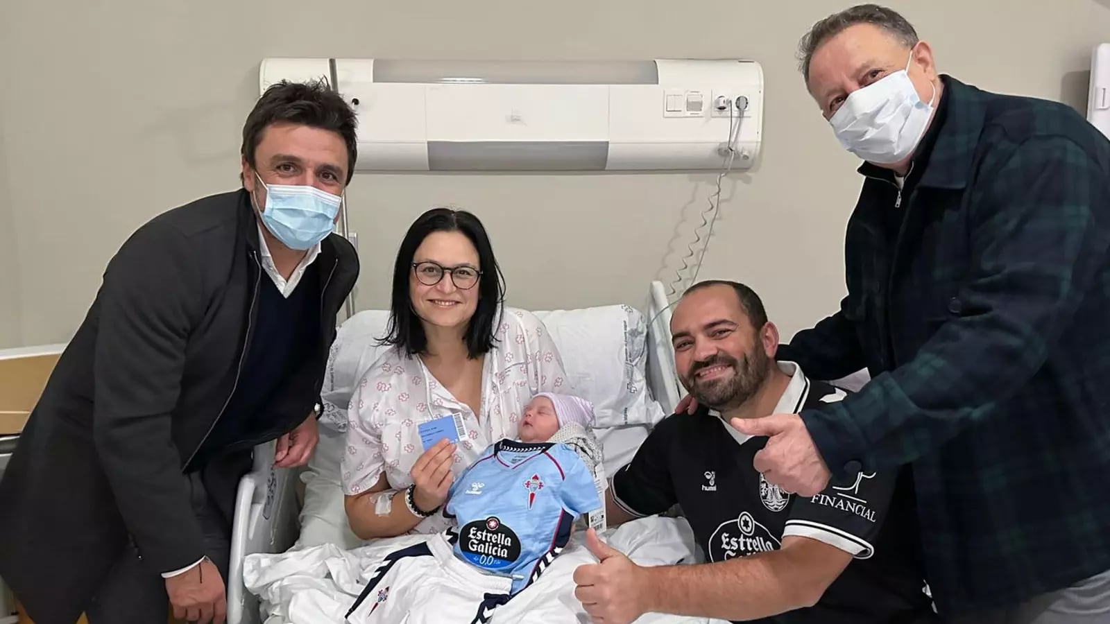 El pequeño Roi, socio 40.000 del Celta, en brazos de sus padres, con Carlos Cao y Atilano Vecino