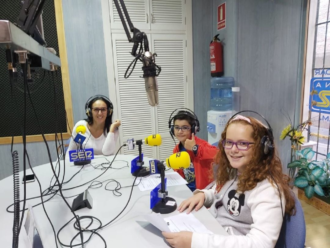 Momento de la entrevista de los alumnos de Arroquia Martinez a la aceitunera, Rafi Montávez