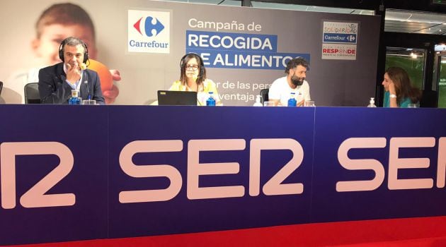 La cantante Ana Belén y David de Miguel (Cruz Roja), durante el especial en el Carrefour de Alcobendas.