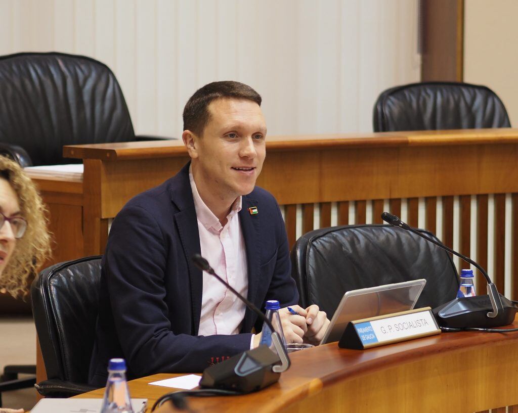 Aitor Bouza en comisión del Parlamento. Foto/PSdeG-PSOE