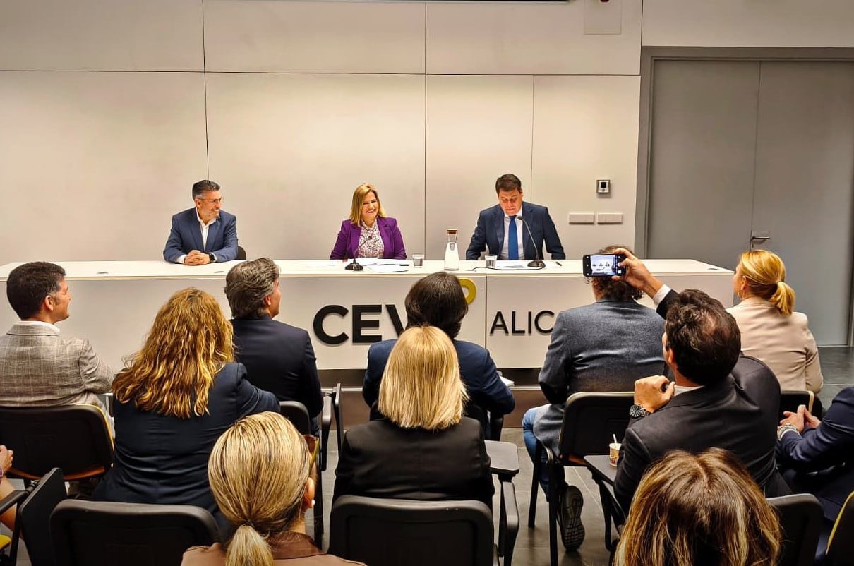 La delegada del Gobierno en la Comunitat Valenciana, Pilar Bernabé, mantiene un encuentro con la junta directiva de CEV Alicante
