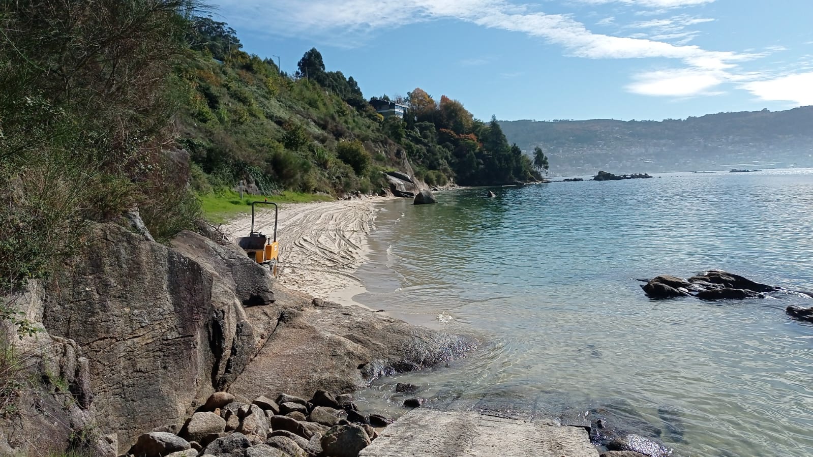 Limpieza de arenales con restos de aceite de palma en la ría de Vigo