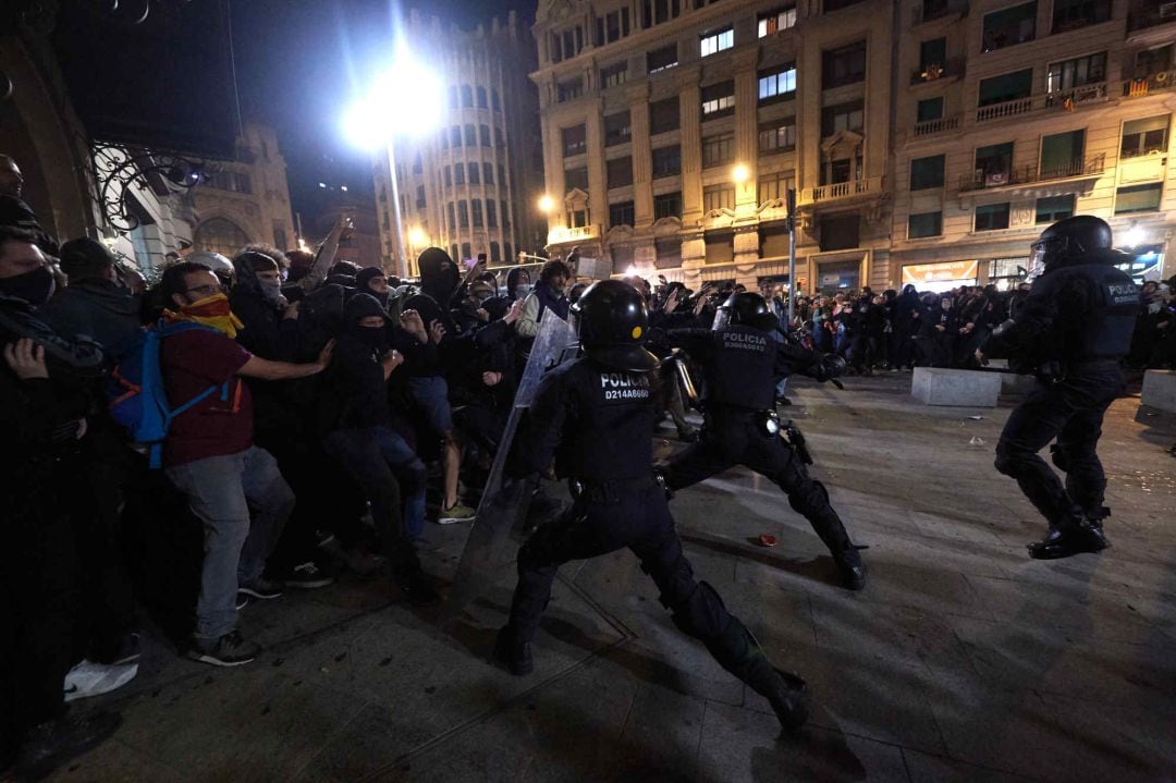 Momento en el que la Policía carga contra los manifestantes