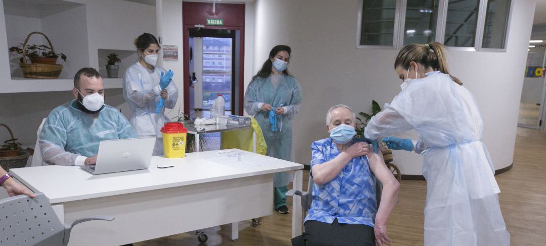 Eulalia Josefa `Pepita´ Paleo es la primera usuaria de la residencia en recibir la segunda dosis de la vacuna Pfizer-BioNTech contra el coronavirus.