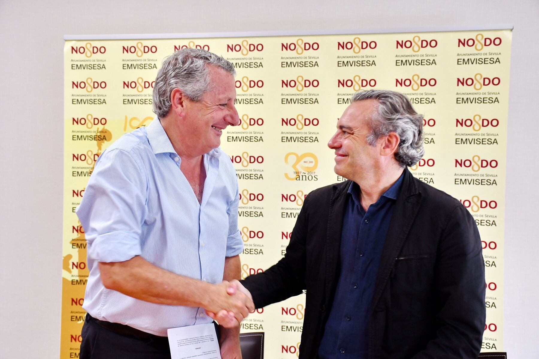 Jesús Maza, a la izquierda, y Felipe Castro esteechan su mano tras la firma del convenio