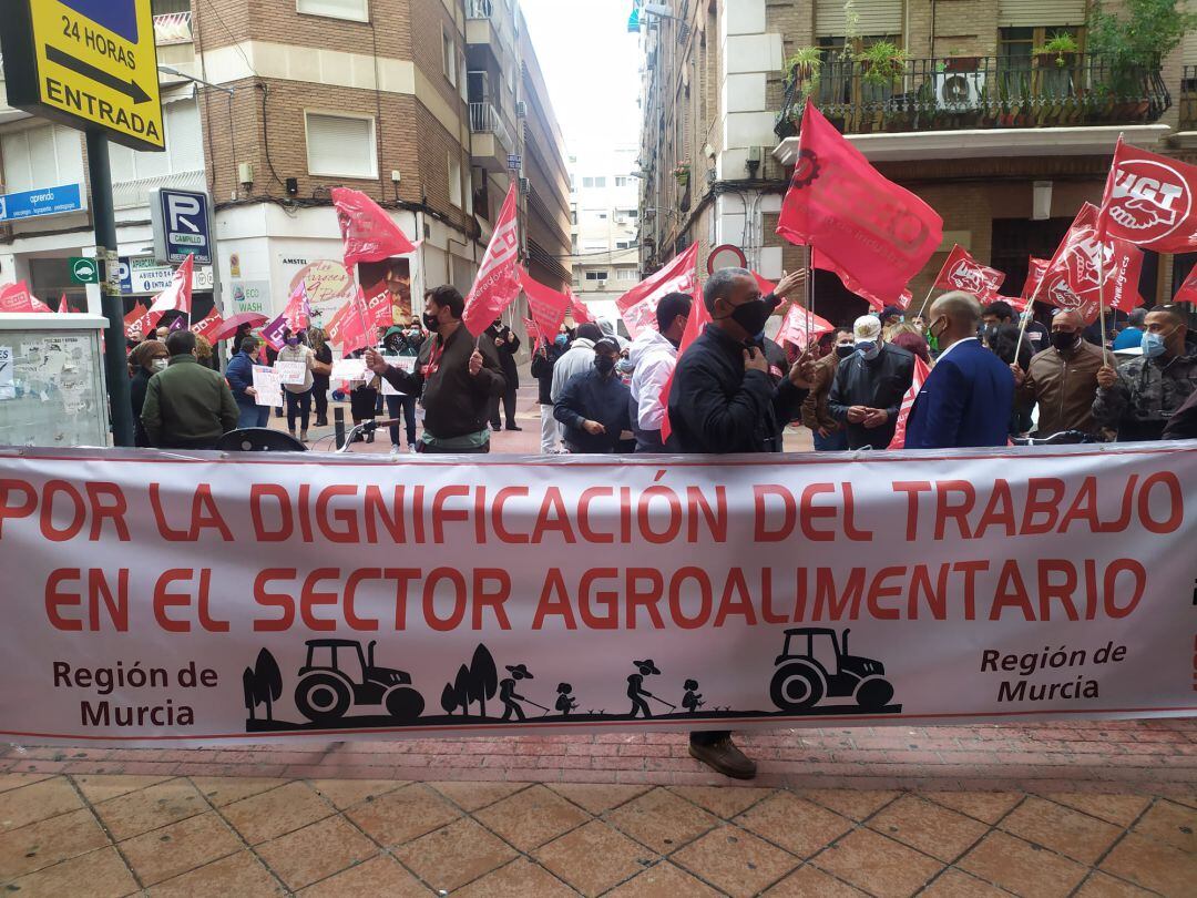 Pancarta unitaria de las federaciones de industria de UGT y CCOO durante la huelga del sector agroalimentario murciano, durante la concentración de protesta frente a la sede de CROEM