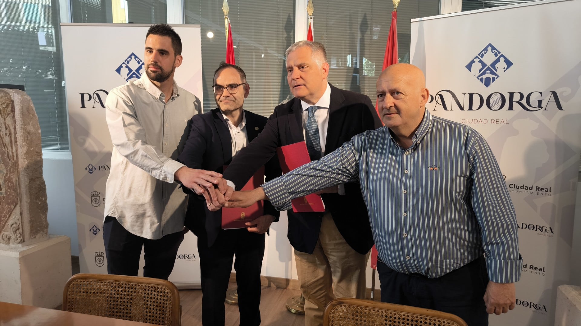 Francisco Cañizares, alcalde de Ciudad Real, junto a Julián Amores, presidente del BM Caserío entre otros
