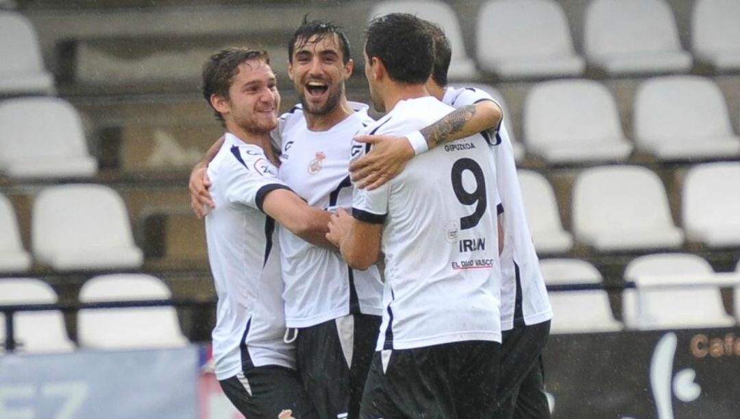 Los jugadores del Real Unión delebran un gol esta temporada