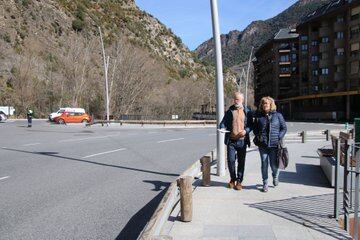 El número 2 de la llista laurediana de PS SDP +, Josep Roig, amb la candidata nacional Carmen Sánchez