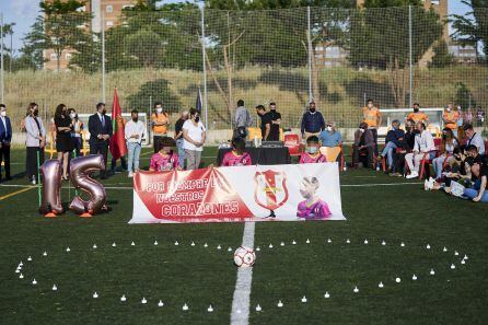 Varios compañeros en el homenaje a Saú, con el número 15 que portaba el fallecido.