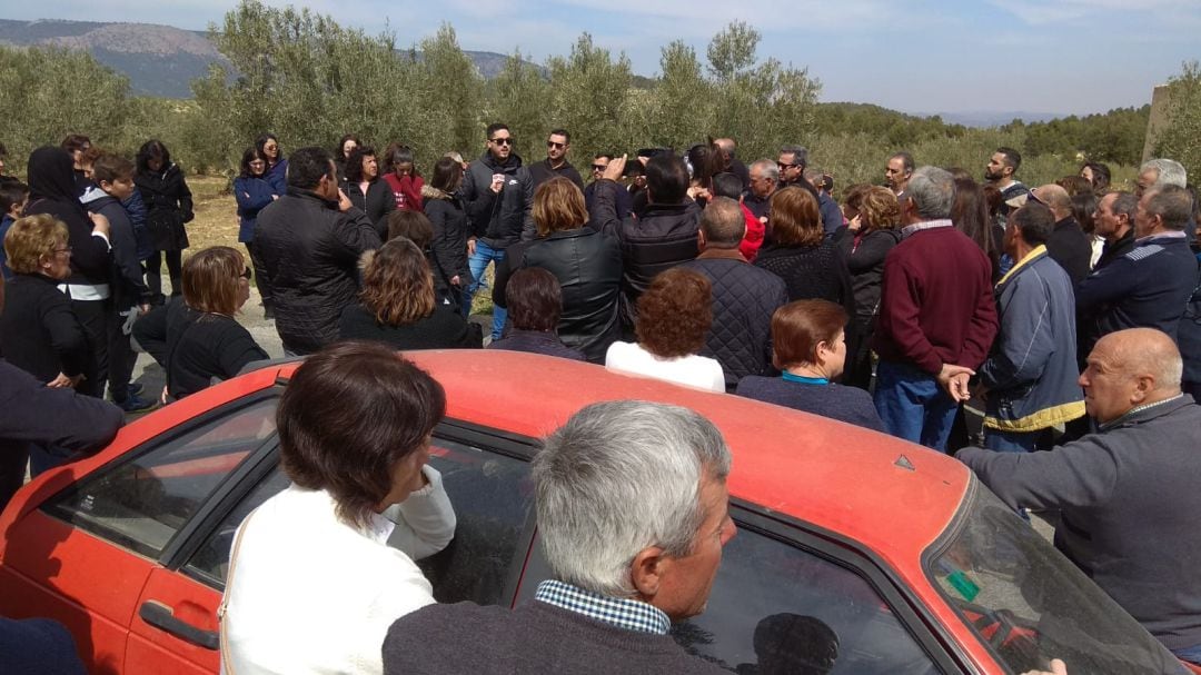 Los vecinos de Benizar celebraron hace unas semanas un &quot;funeral&quot; por la carretera que llega hasta su pueblo