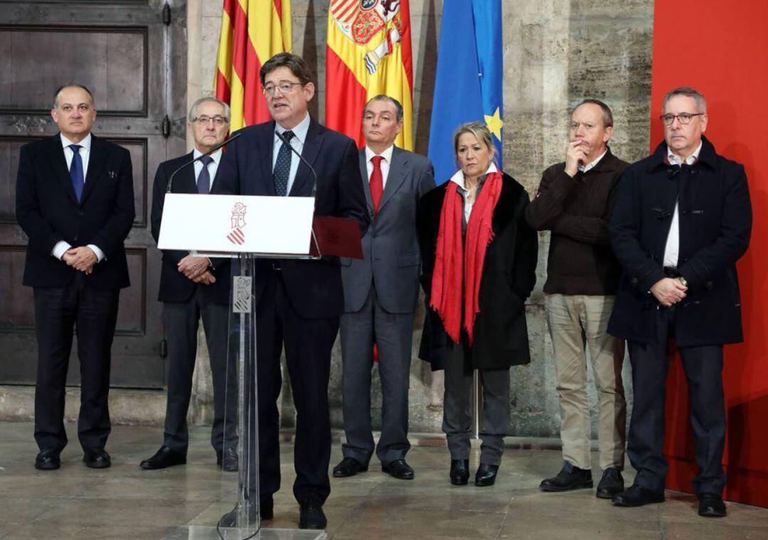 El president Puig en una imagen de archivo con el presidente de la patronal CEV Salvador Navarro, y los sceretario generales de UGT Ismael Sáez (i) y de Comisiones Obreras, Arturo León (d) en una imagen de archivo