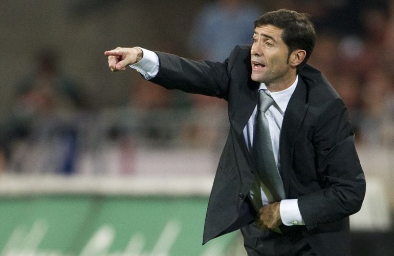 Marcelino dirige al equipo. 