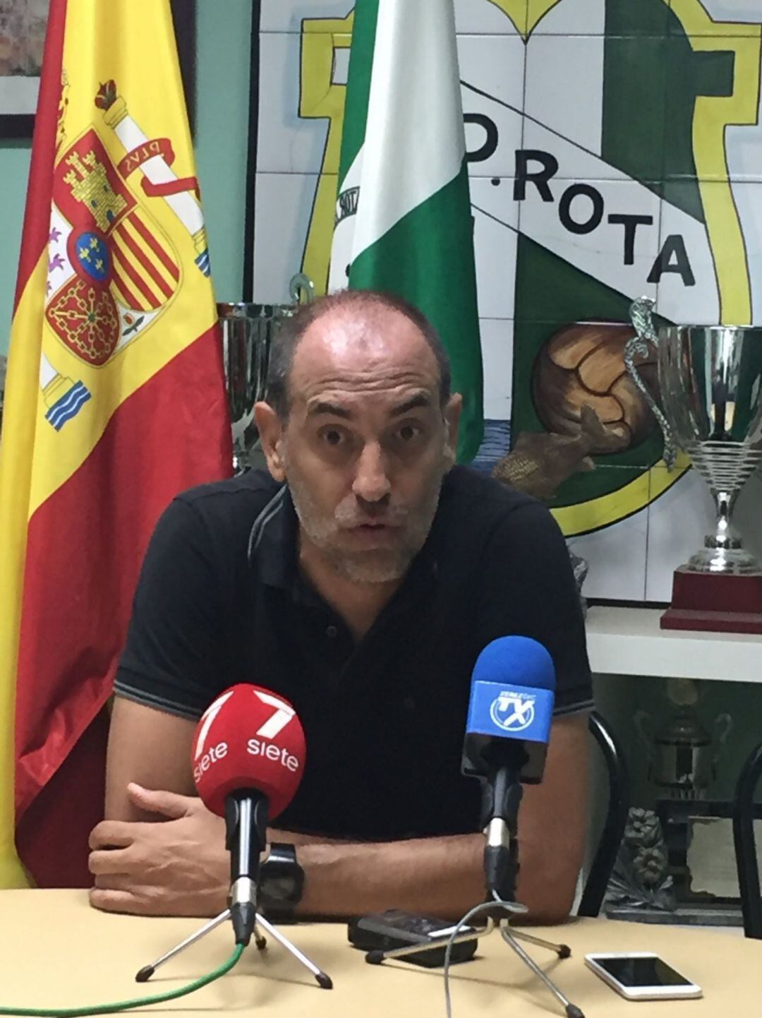 Romerito, entrenador del CD Rota en rueda de prensa