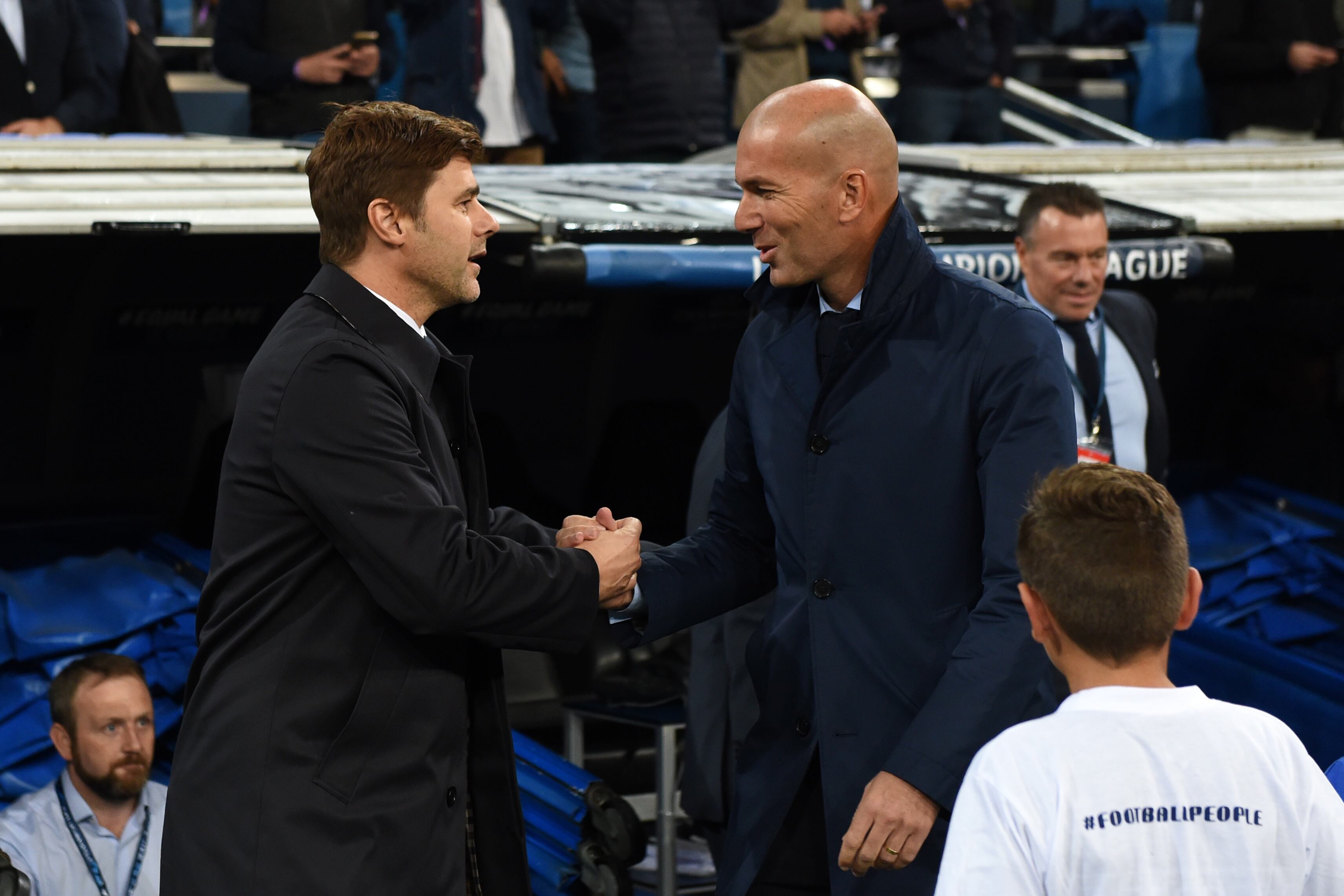 Mauricio Pochettino y Zinedine Zidane se saludan en un entrendamiento entre Tottenham y Real Madrid en 2017