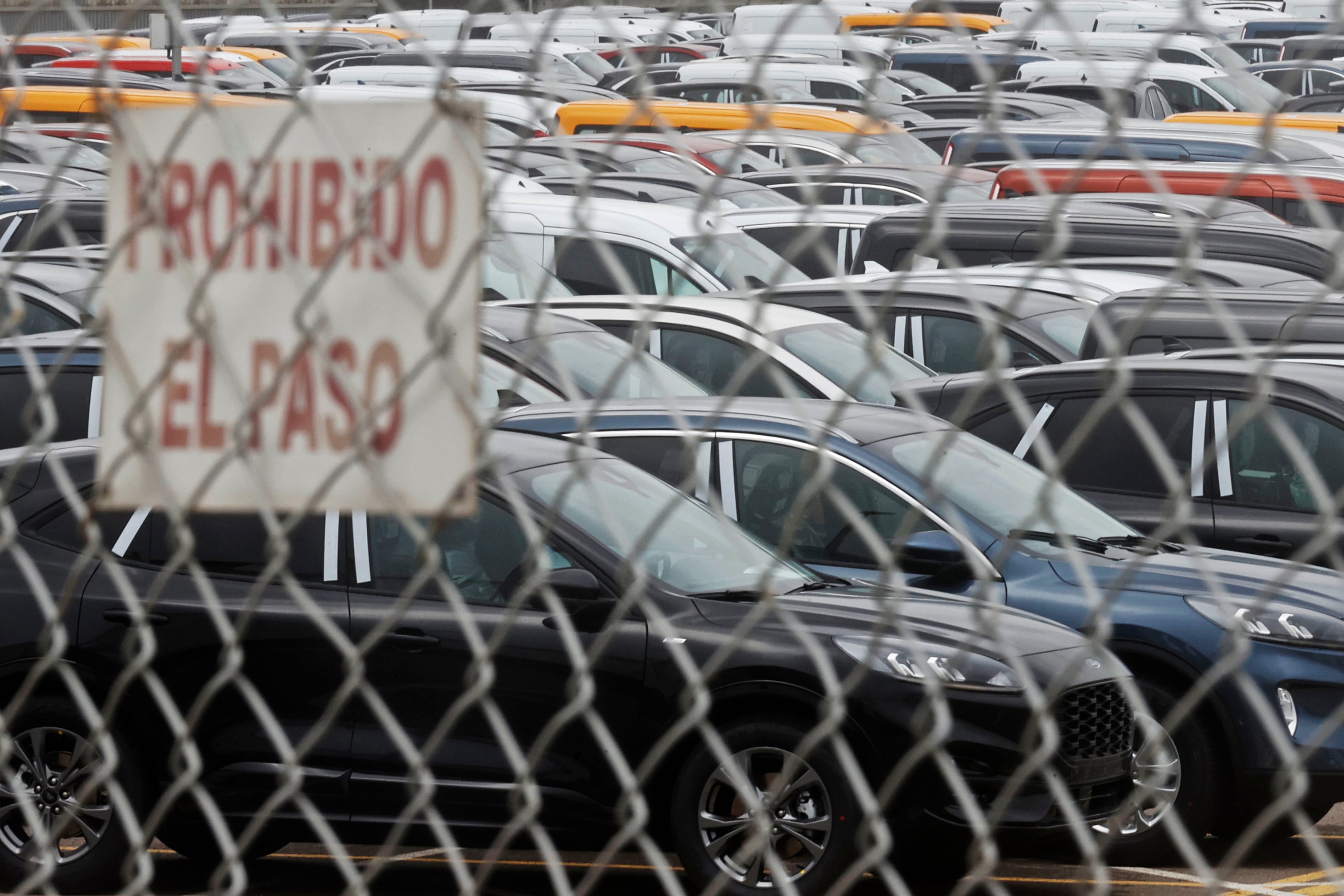 Vista general de los coches Ford nuevos estacionados en la factoría de la marca en Almusssafes que dejará de fabricar el Mondeo para el mercado europeo desde la planta valenciana a finales de este mes de marzo y a finales de año sucederá lo mismo con la Transit destinada al mercado norteamericano y, posteriormente, ya en 2023, la dirigida a Europa.