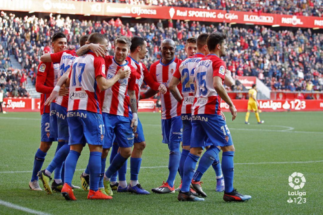 Los jugadores del Sporting celebran un gol en El Molinón.