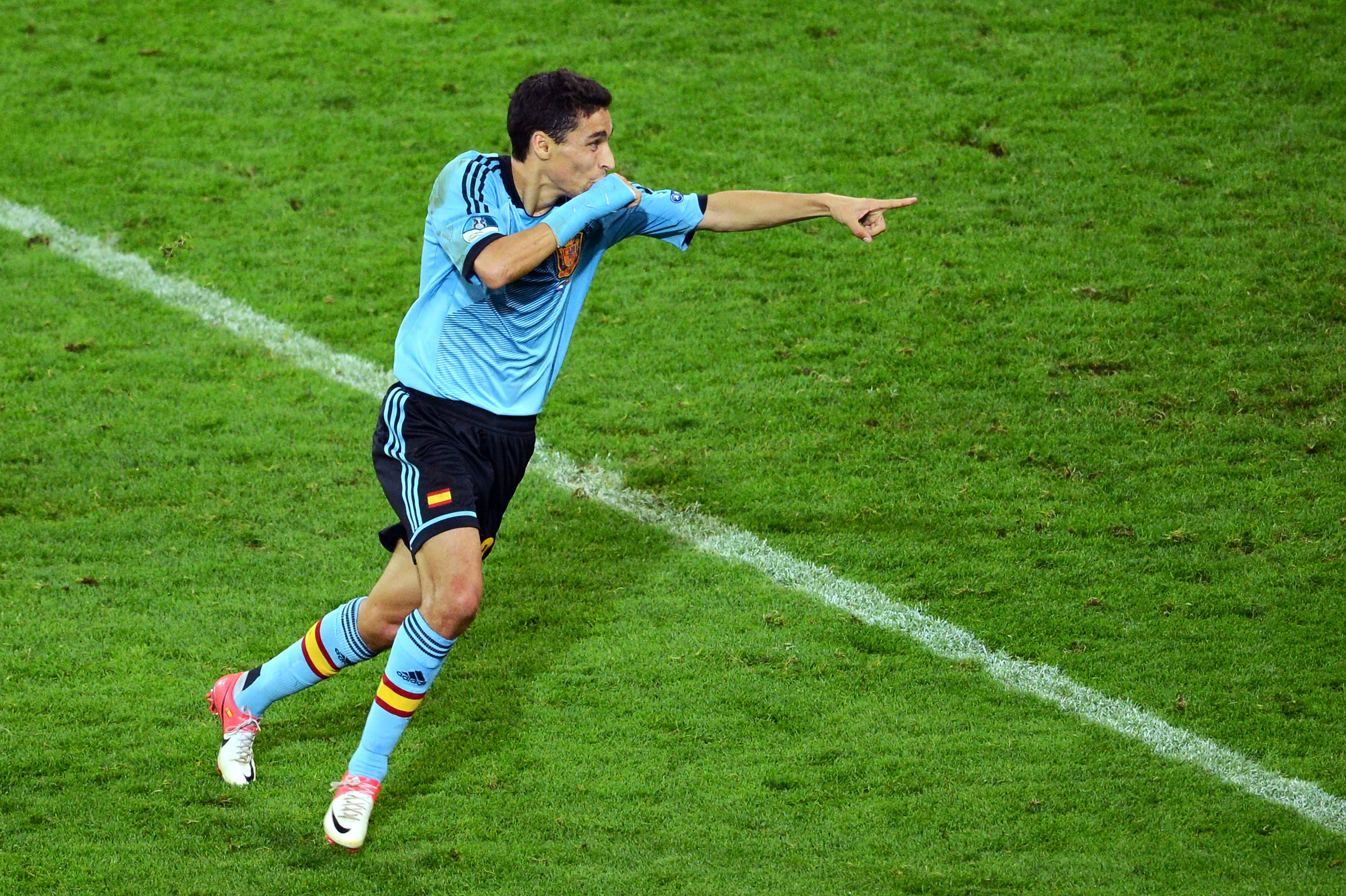 Jesús Navas celebrando su gol en el Croacia - España de la Eurocopa 2012. (Photo by Jasper Juinen/Getty Images)