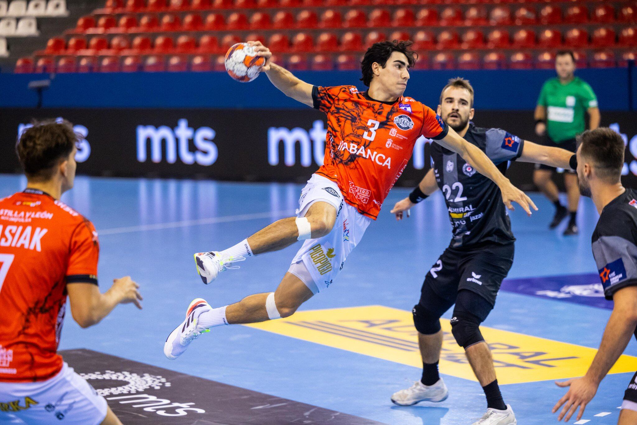 Miñambres lanza a portería.