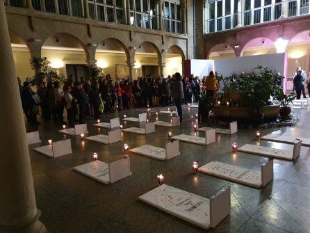 Muchos cazorleños apoyaron el manifiesto y la perfomance en el patio del ayuntamiento