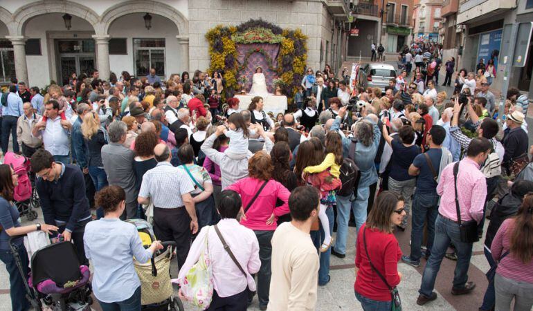 La Maya se exhibe en un altar rodeada de flores entre diversas actuaciones musicales