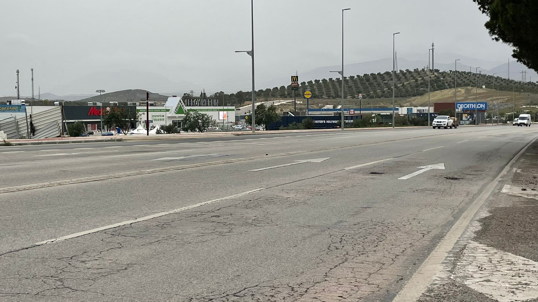 Estado del firme de la N323A entre el centro comercial Jaén Plaza y la Universidad de Jaén.