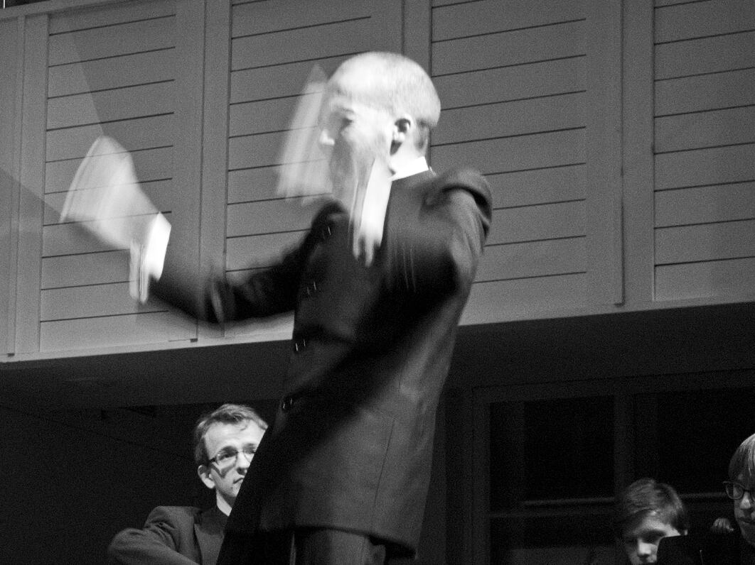 Gómez dirigint una orquestra