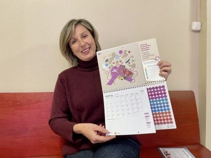 Sonia Díaz de Corcuera con el calendario &quot;Tejiendo cuidados, compartiendo crianza&#039;&#039;