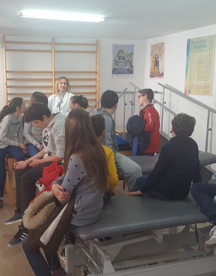 Escolares conocen la sala de fisioterapia