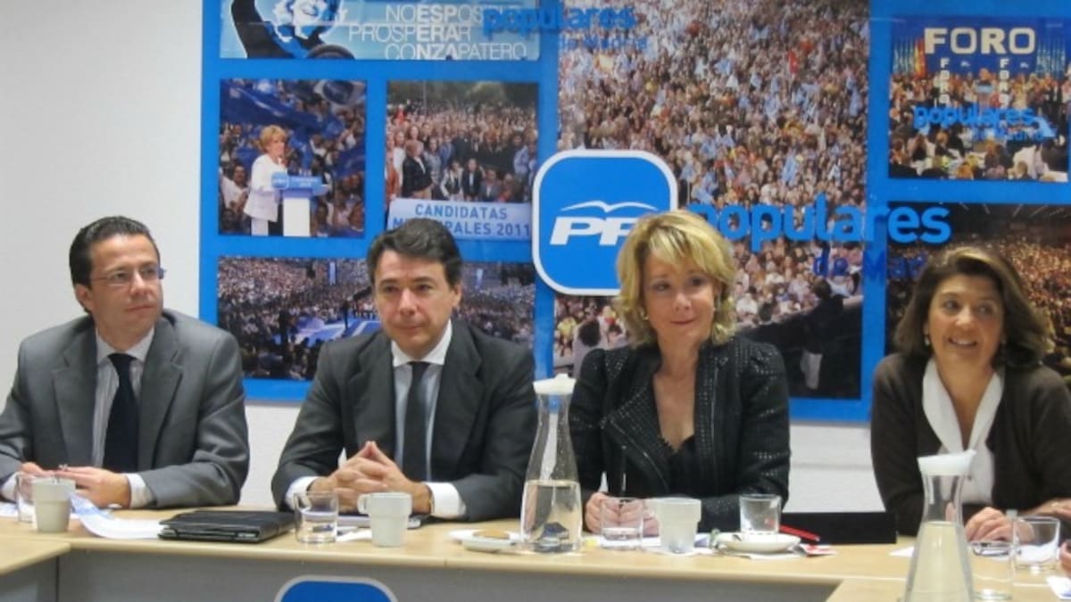 Aguirre premia al alcalde de Alcorcón