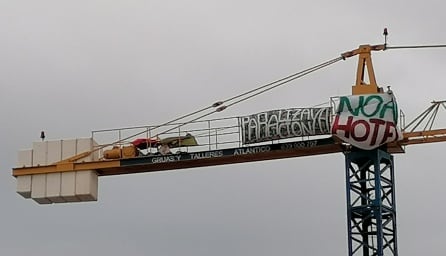 Durante algunos días del verano de 2020, activistas de Tenerife se encaramaron sobre las dos grúas que formaban parte de la construcción del hotel de la playa de La Tejita, impulsado por el Grupo Viqueira