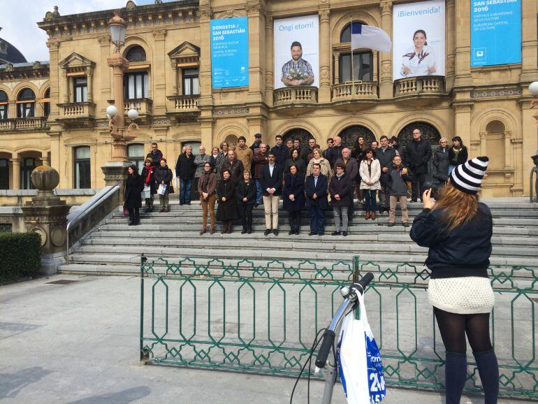 Momento de la concentración celebrada junto al Ayuntamiento de San Sebastián en respulsa por los atentados de Bruselas. 