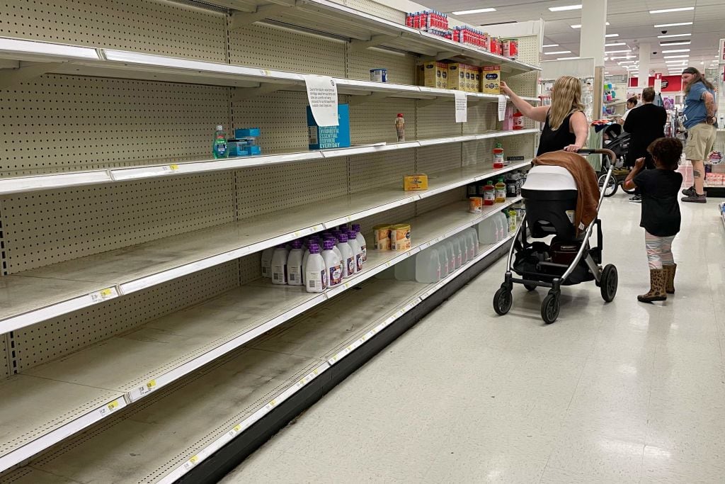 Las estanterías prácticamente vacías de un supermercado de Annapolis, Maryland, a donde apenas llega leche de fórmula