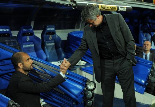 Guardiola y Mourinho se saludan antes de un Clásico en el Bernabéu