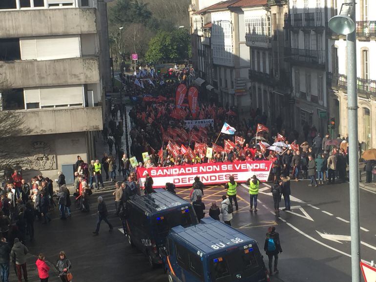 Una parte de la marcha, llegando a la Praza de Galicia