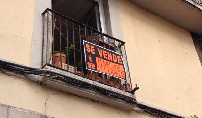 Els cartells que els veïns del Raval pengen als seus balcons, farts de la prostitucio al barri