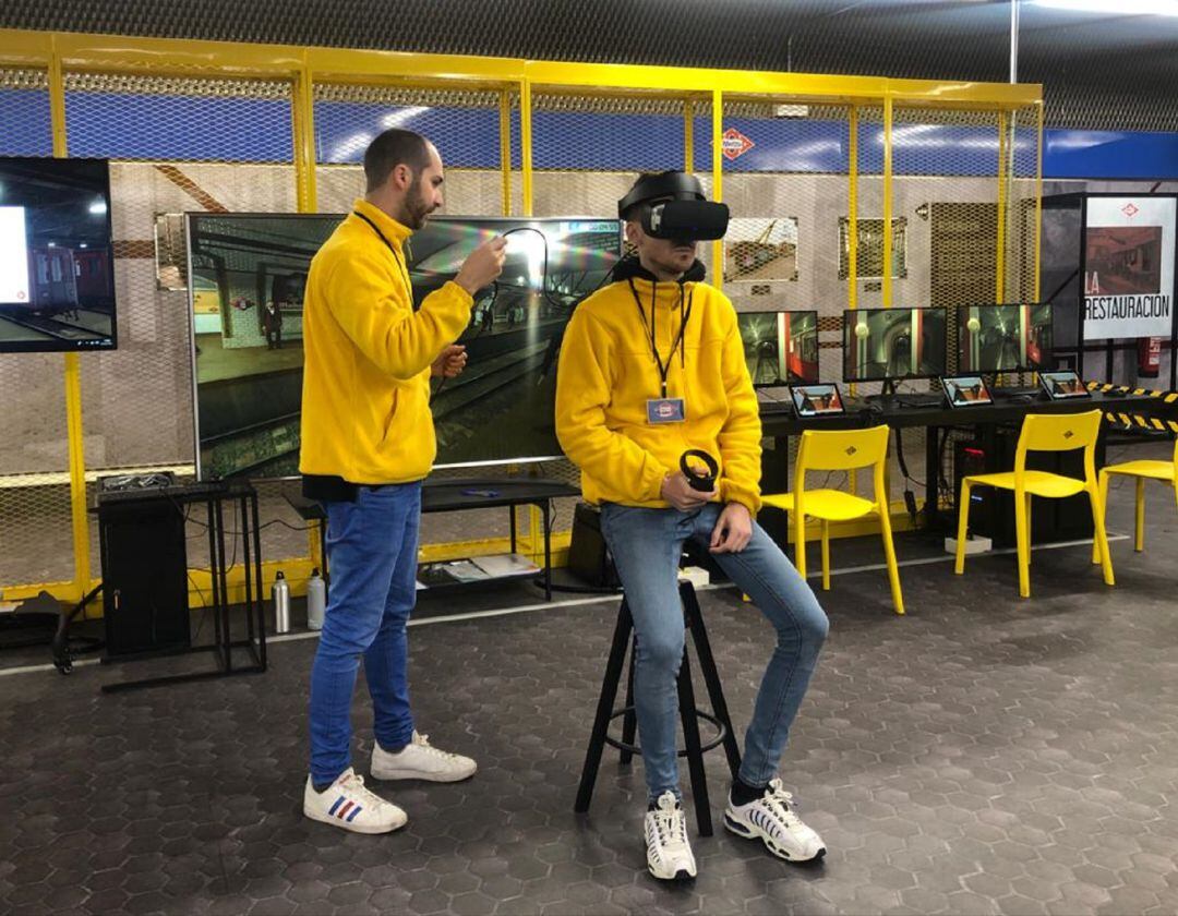 El personal técnico especializado haciendo una muestra de cómo funciona el área de realidad virtual 