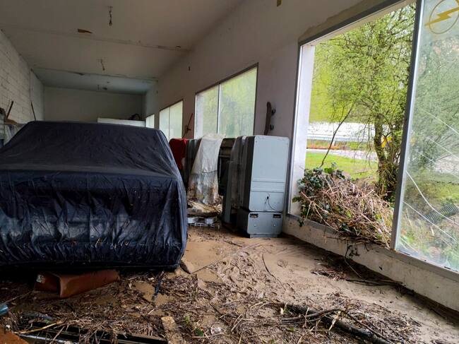 Vista del interior de un taller de vehículos afectado por la riada de agua generada en la zona sur del municipio de Jarandilla de la Vera.