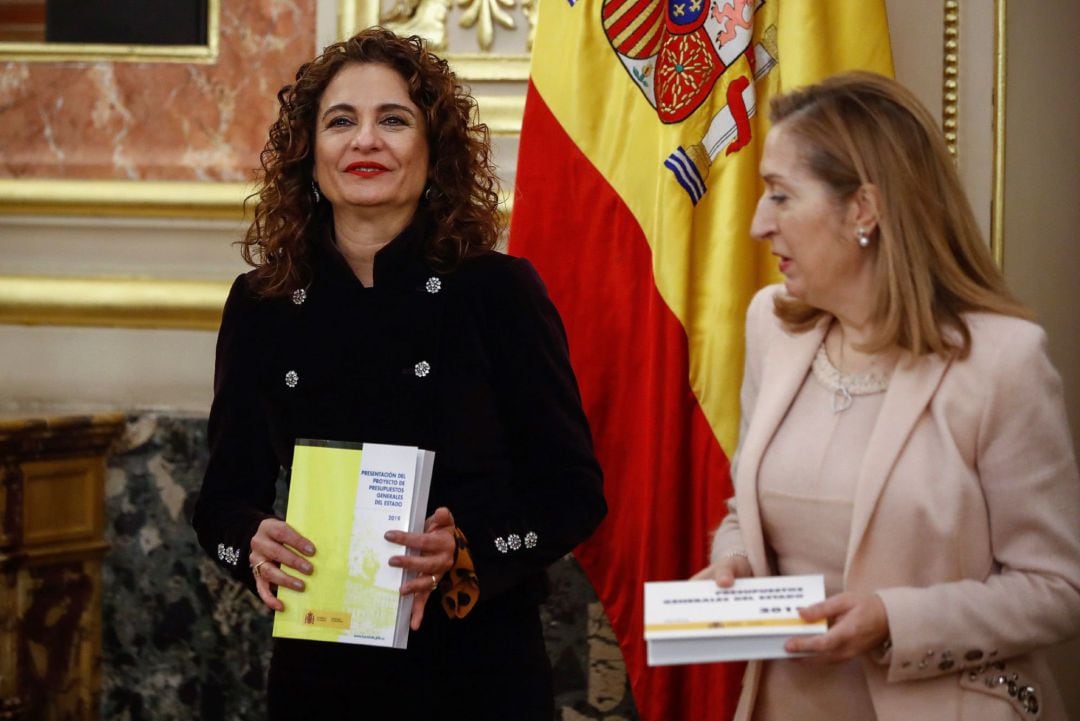  La ministra de Hacienda, María Jesús Montero (i), hace entrega a la presidenta del Congreso de los Diputados, Ana Pastor (d), el Proyecto de Presupuestos Generales del Estado para 2019 