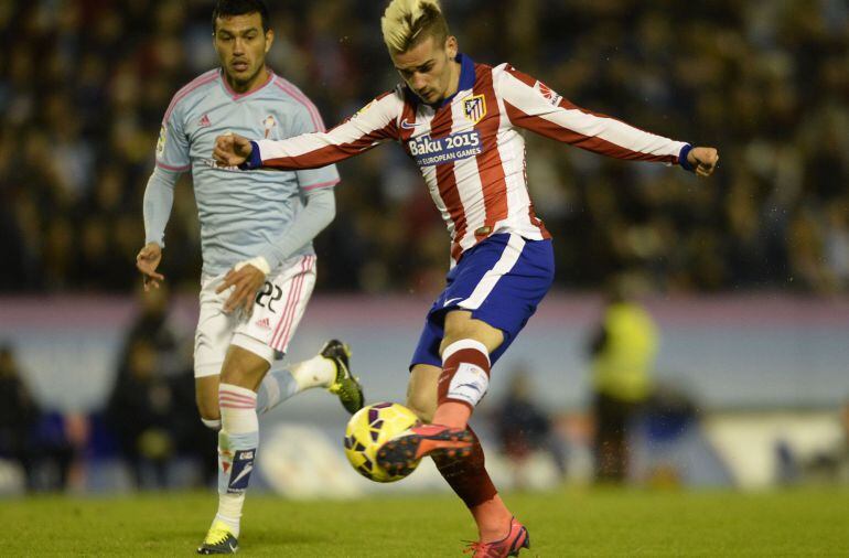 Griezmann busca chutar un balón en el partido frente al Celta