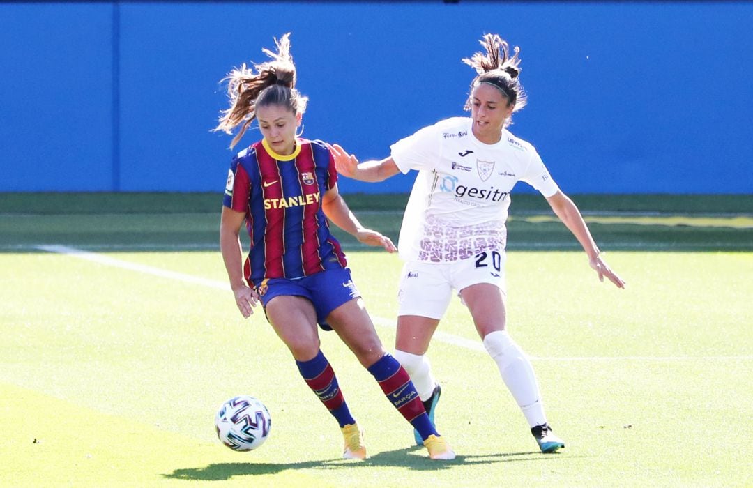 Lieke Martens, del FC Barcelona y Lorena Valdearenas, del EDF Logroño, durante un partido de Primera Iberdrola. 