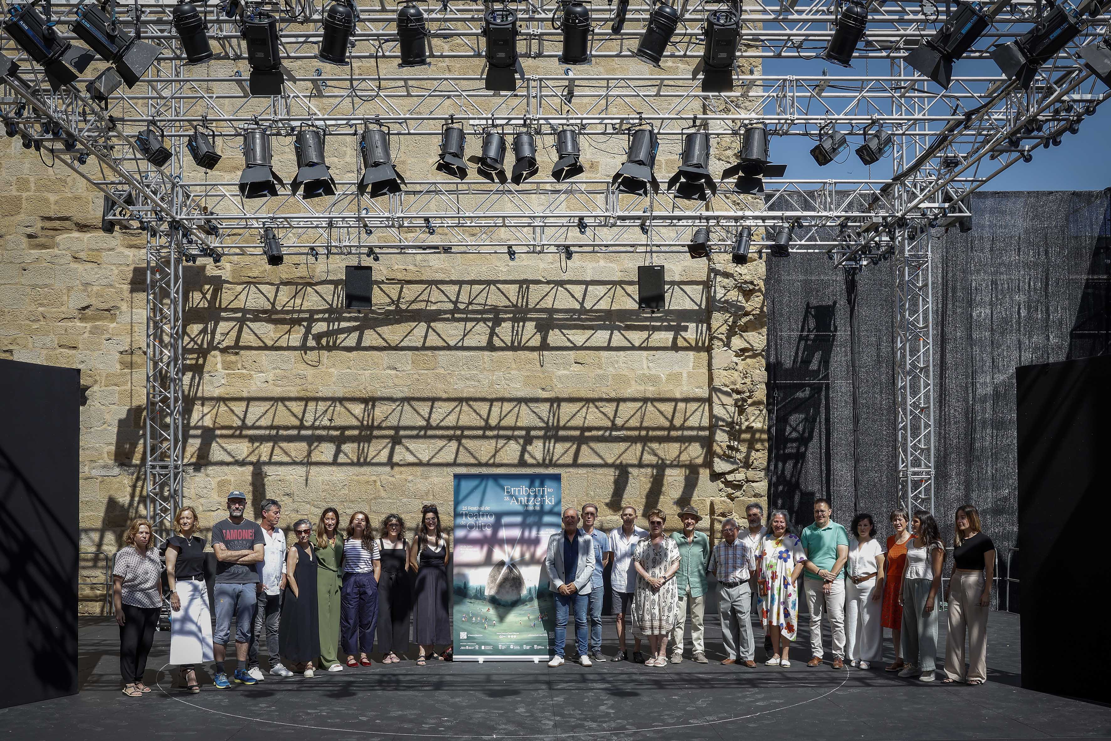 Presentación de la 25ª edición del Festival  de Teatro de Olite en el escenario de La Cava