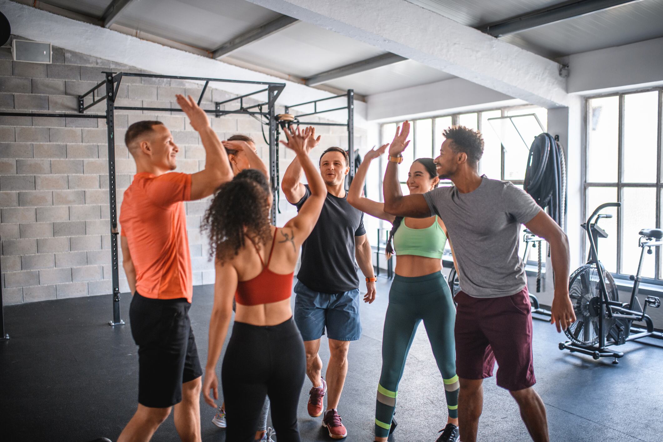 Un grupo de personas haciendo deporte en un gimnasio, en una imagen de archivo