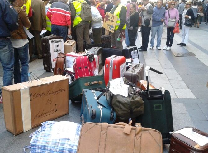 Los pensionistas retornados llevan su protesta a las puertas del Ministerio de Hacienda y con el lema &quot;Somos emigrantes, no defraudadores&quot; exigen una solución a su problema